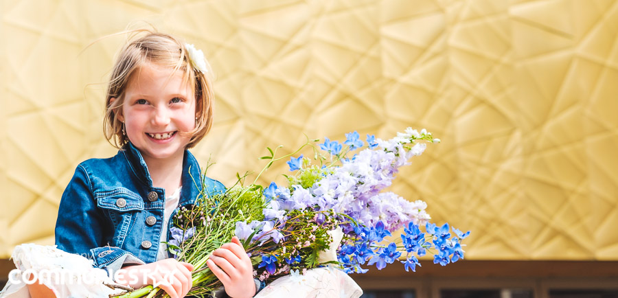 Elin met wild bloemenboeket bij Kuub Mechelen