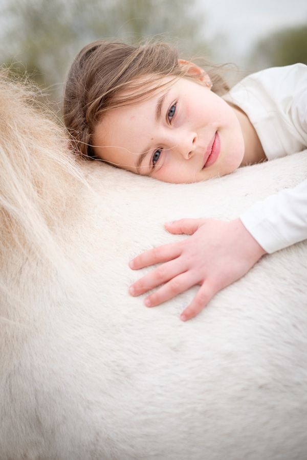 Communie foto's met paard in de manege