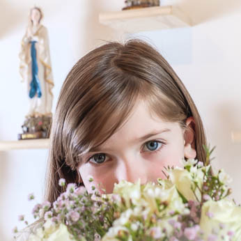Communie meisje met boeket bloemen