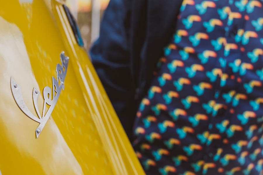 Detail van Vespa en retro hemd voor communie